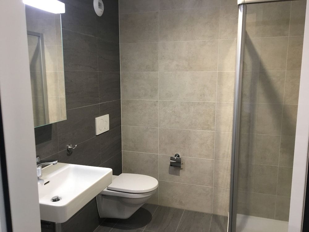 The Freddie Mercury Hotel Deluxe Double Room, Allergy Friendly 2