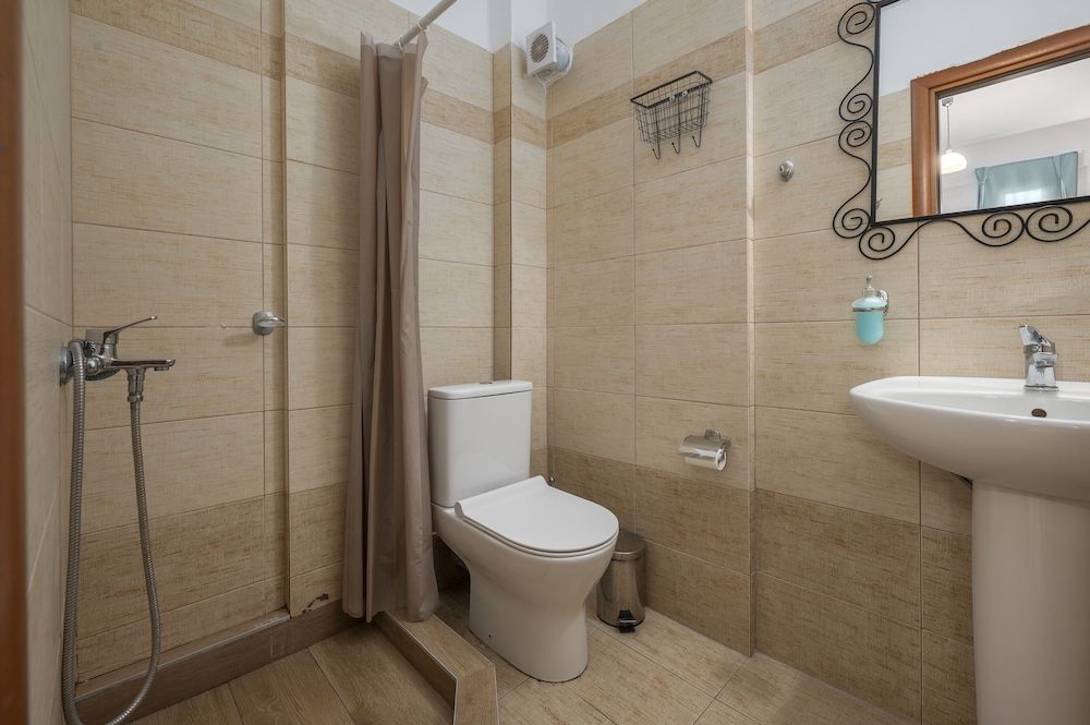 Eleon Suites & Apartments Standard Triple Room Ground Floor 4