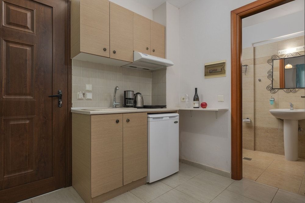 Eleon Suites & Apartments Standard Triple Room Ground Floor 5