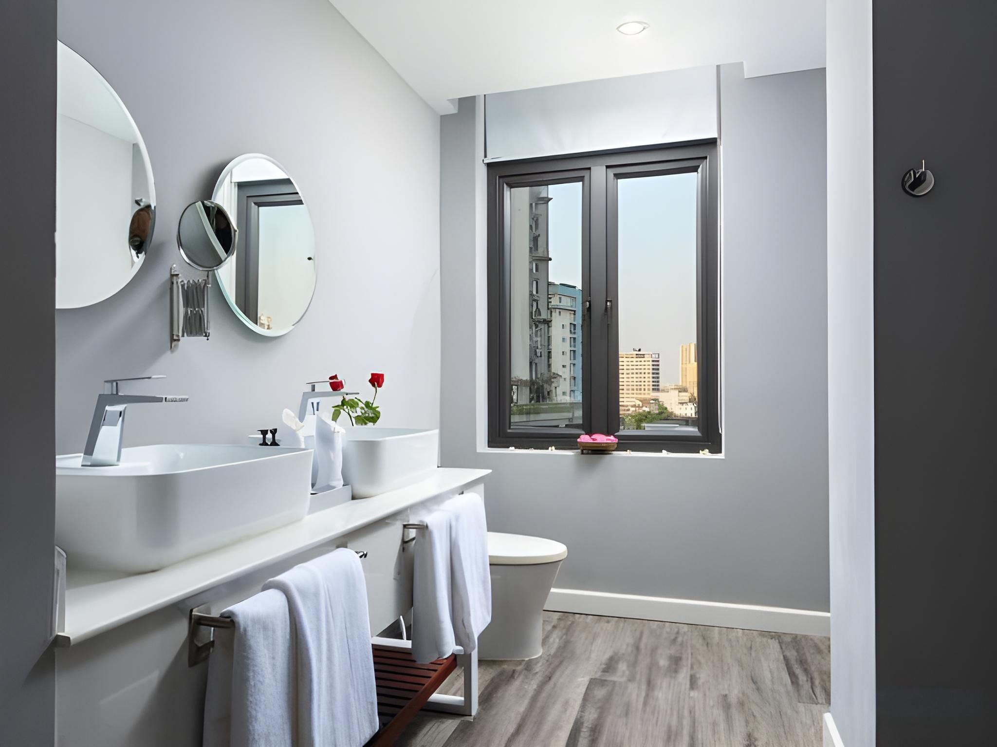 Junior Suite - 1 King Bed with Balcony