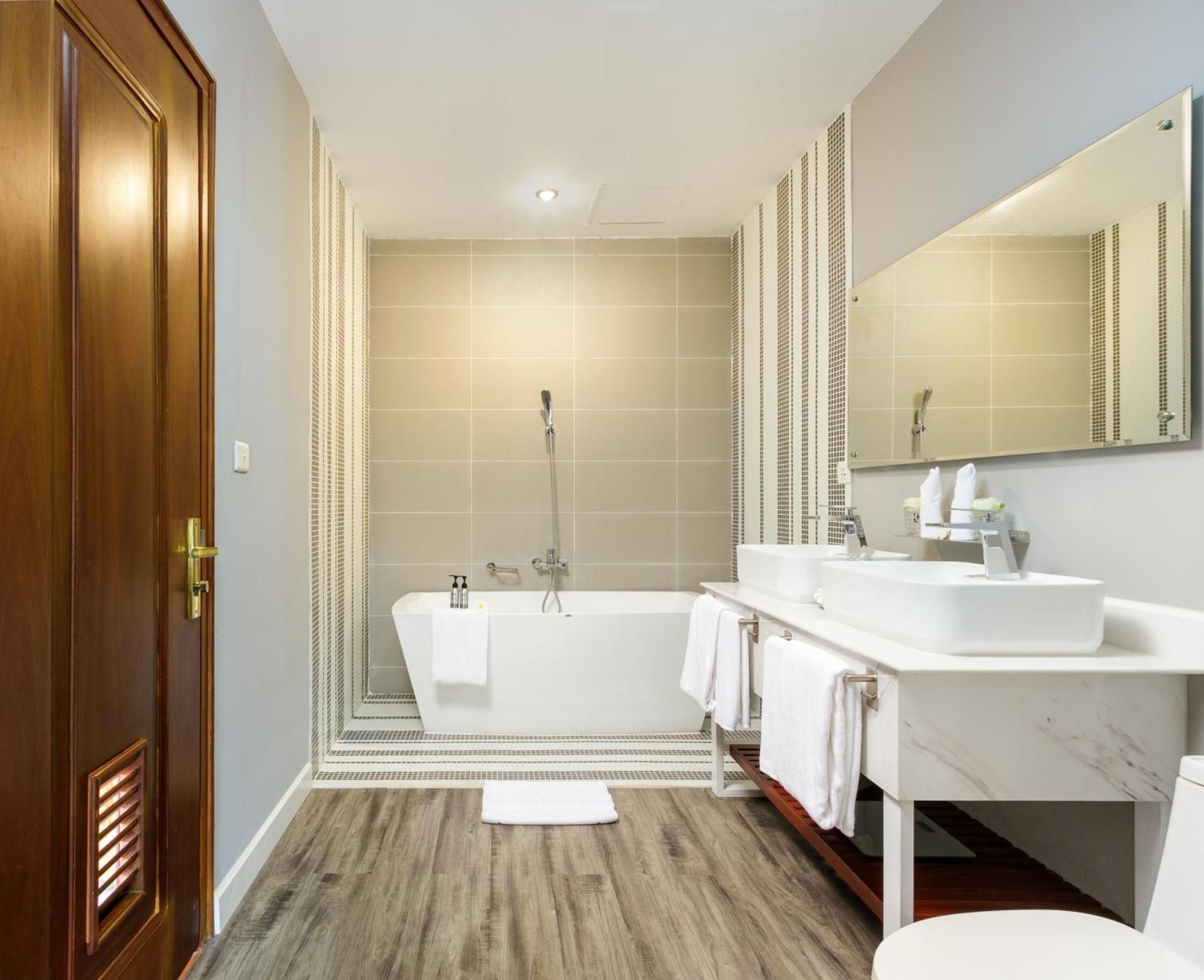 Cocoon Suite Queen with Balcony