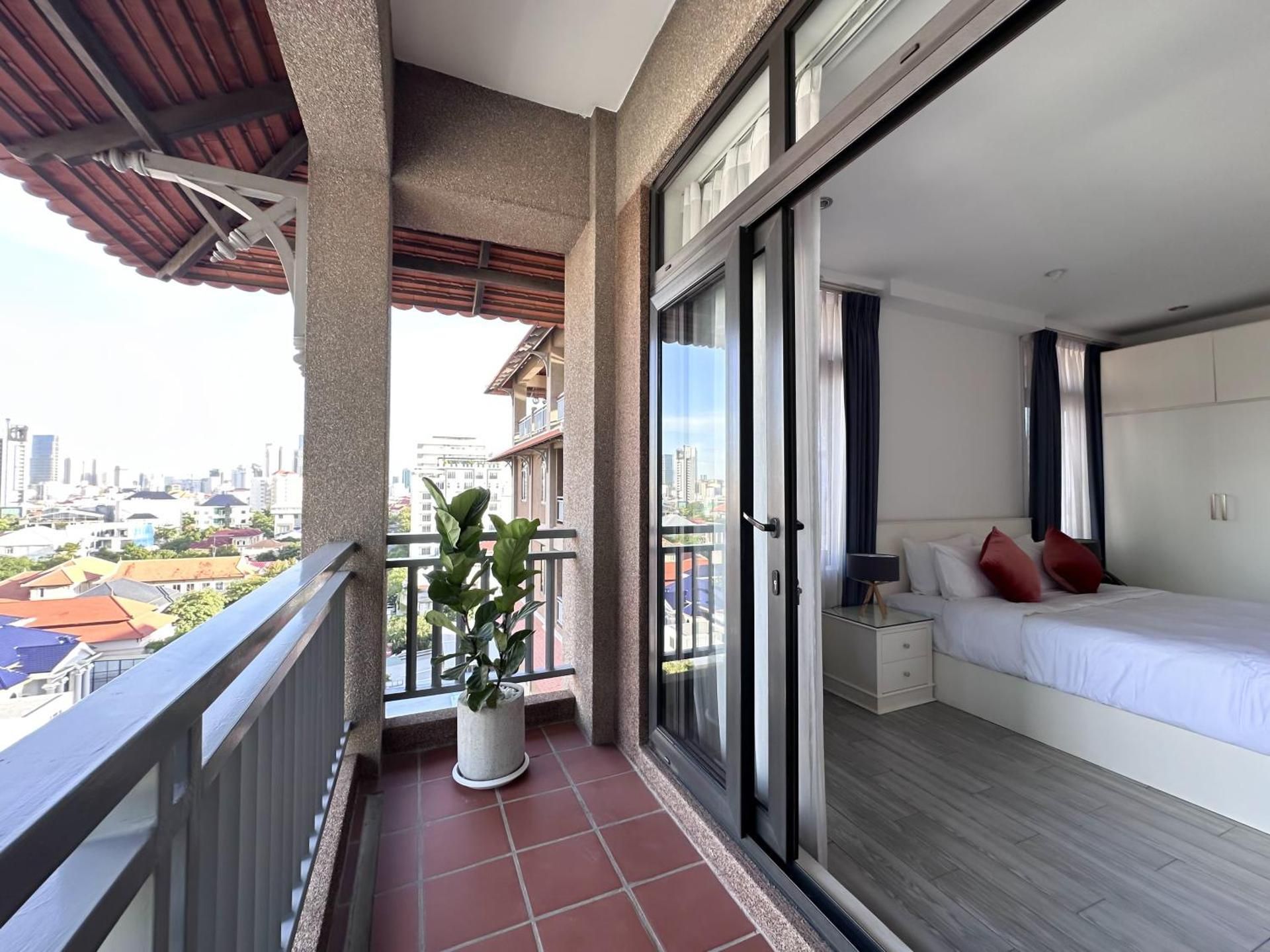 Jaya Suites Hotel Vertigo King with Balcony 2