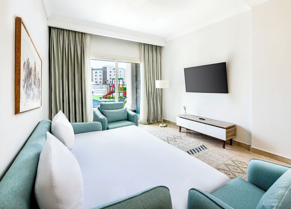 Azur One Eleven - New Alamein Junior Suite, Pool View 5