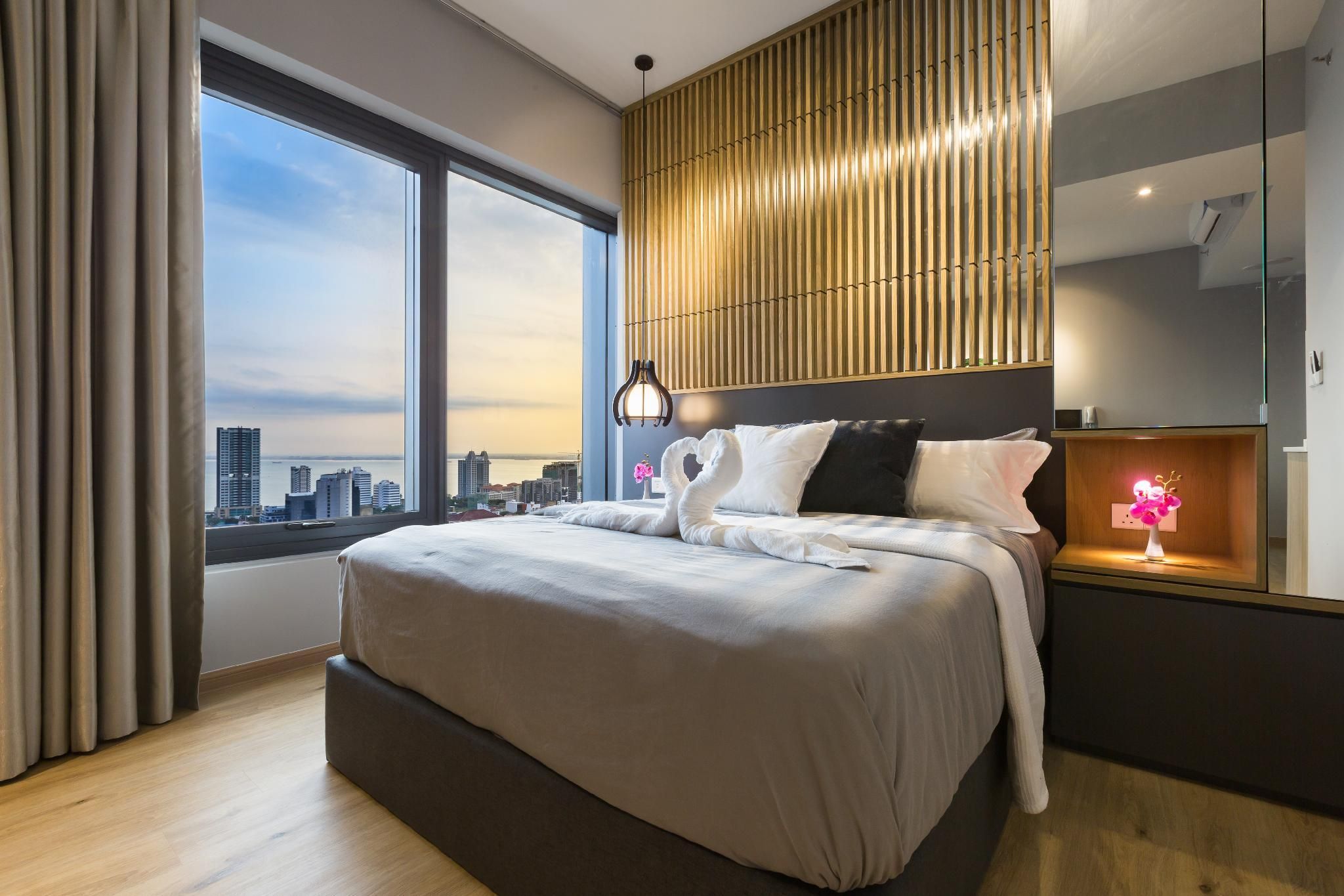 1 Queen Bed Seaview Non-Smoking