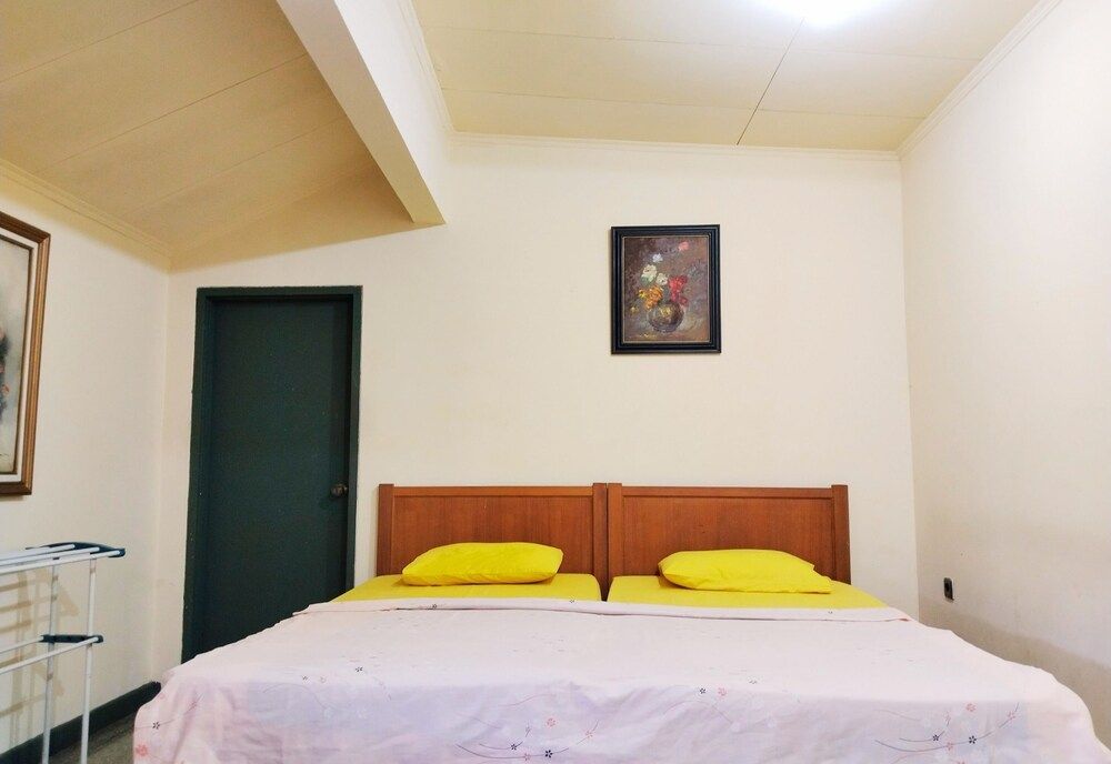 Hotel Grand Astoeti Standard Twin Room 4