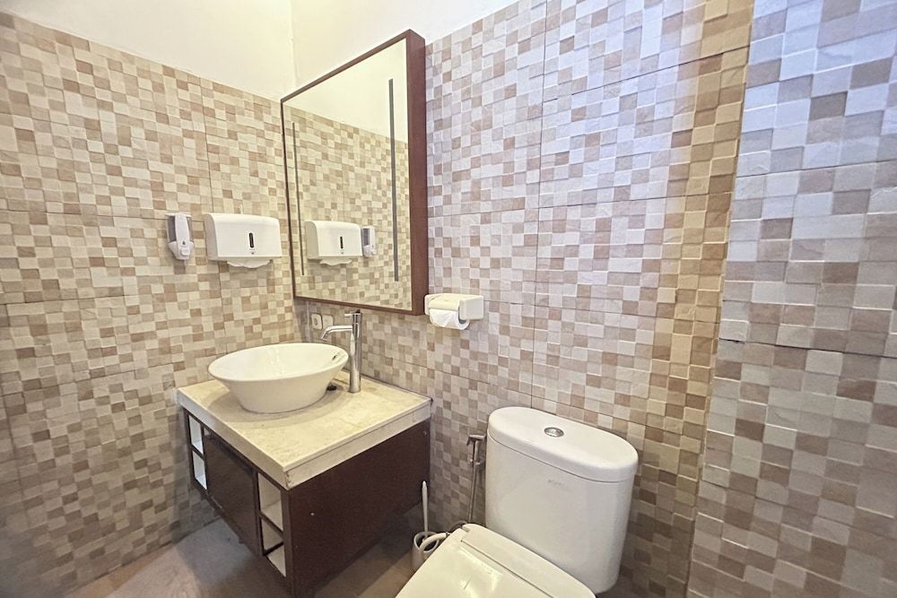 Niwa Canting By Zuzu Triple Room with Balcony 8