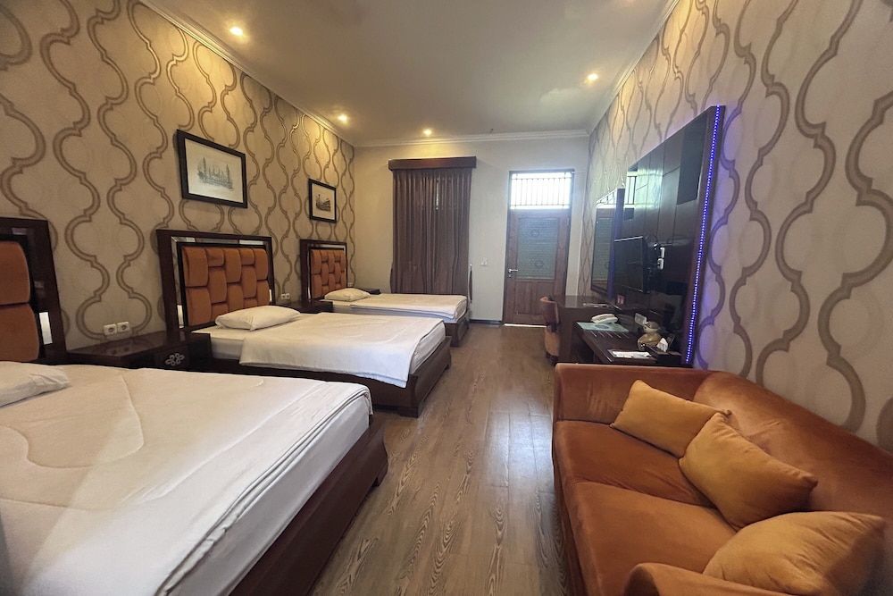 Niwa Canting By Zuzu Triple Room with Balcony 4