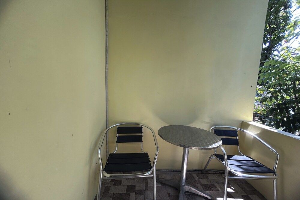 Niwa Canting By Zuzu Deluxe Room with Balcony 7