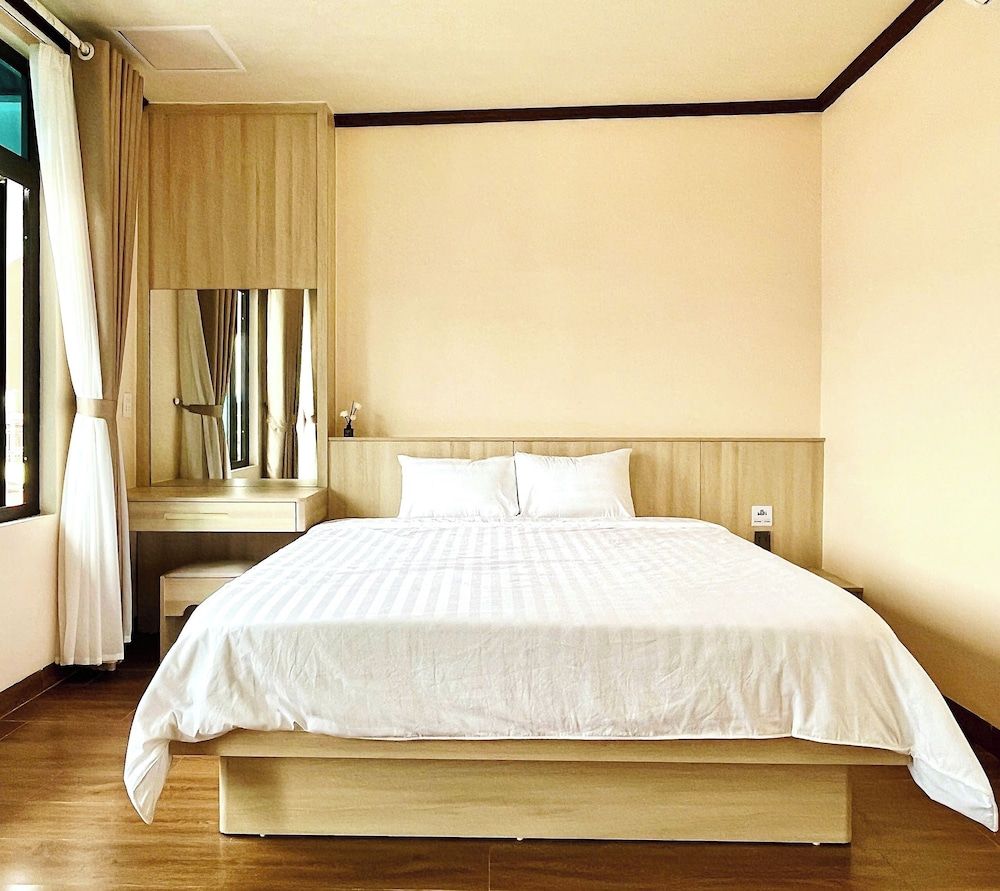 Deluxe Double Room, Balcony, Hill View