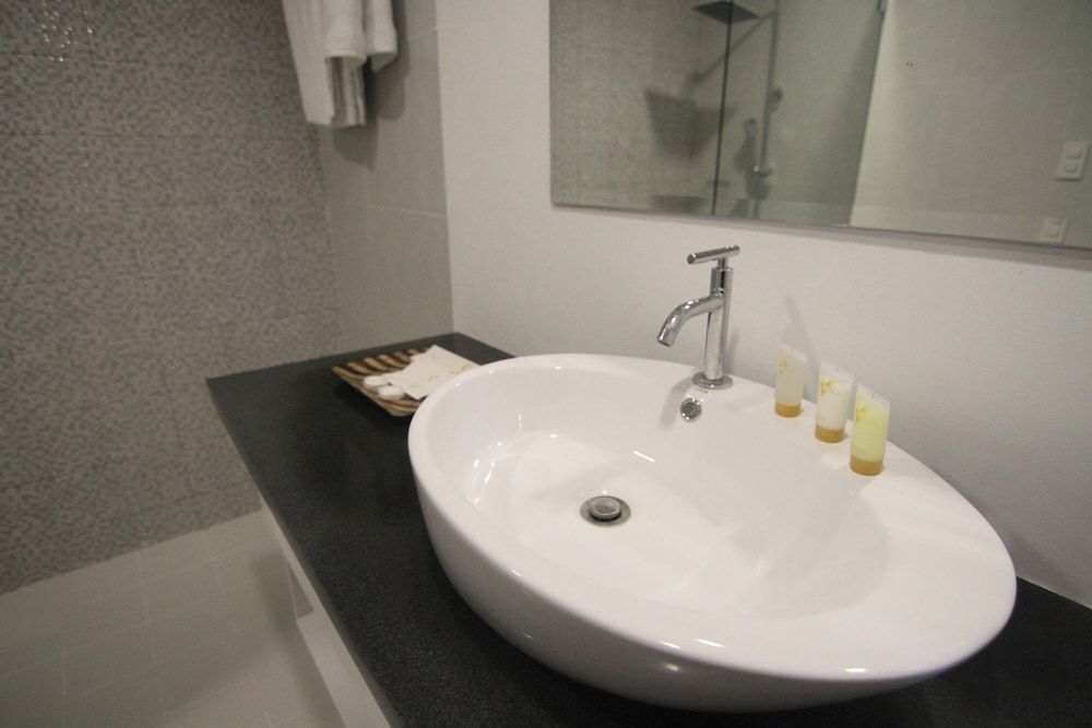 Bryan Condo Suites Makati near Airport Deluxe Triple Room 4
