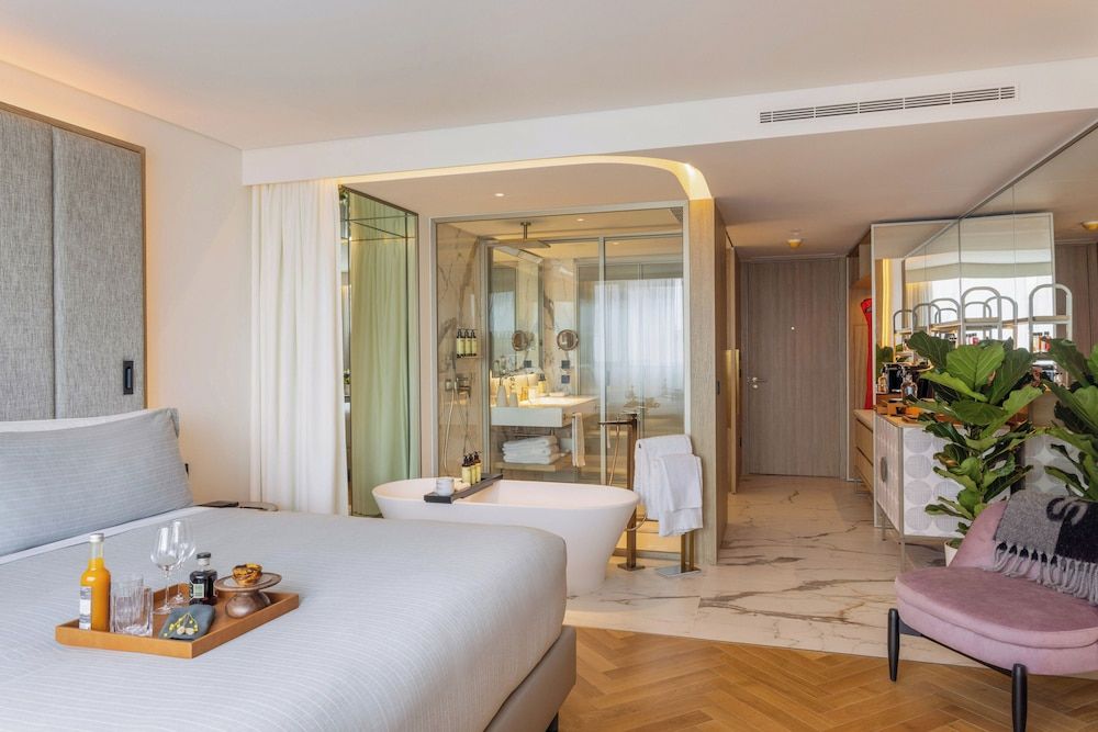 ME Lisbon by Meliá Superior Room (ME | Street View) 2