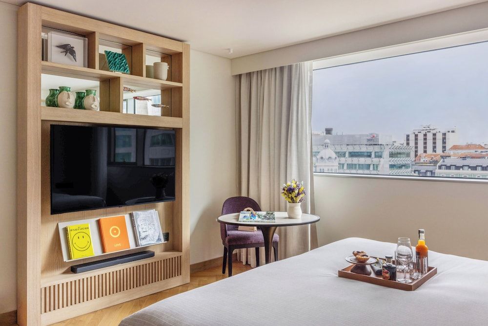 ME Lisbon by Meliá Superior Room (ME | Street View) 3