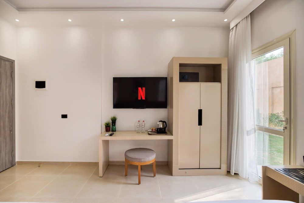 Seven Stays Zayed Deluxe Twin Room 4