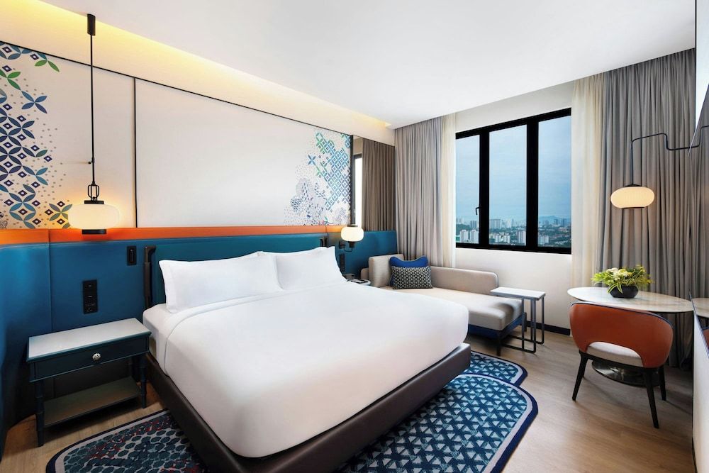 Executive Suite, 1 King Bed, Non Smoking, Partial Sea View