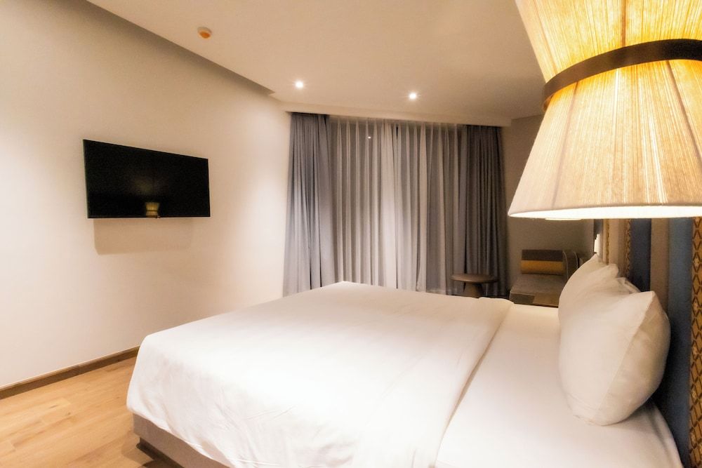 Premium Room, 1 King Bed, Partial Ocean View, Sea Facing