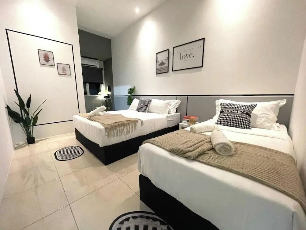 Grand House, 4 Bedrooms, Balcony