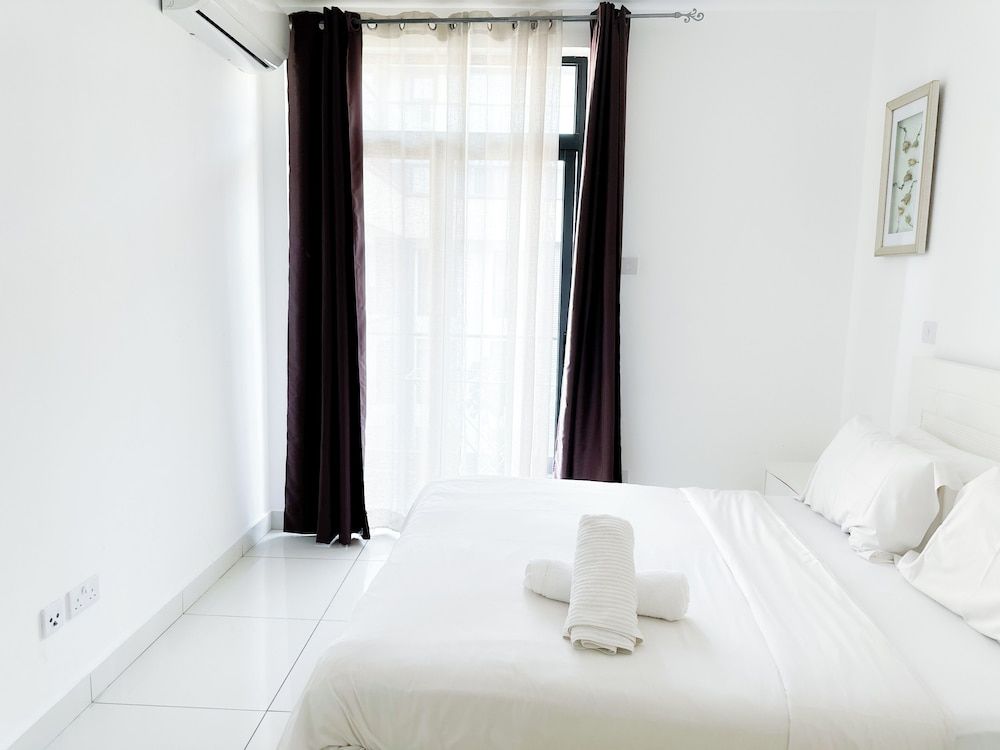 Embassy Gardens Deluxe Room, 1 Bedroom, Accessible, Pool View 9