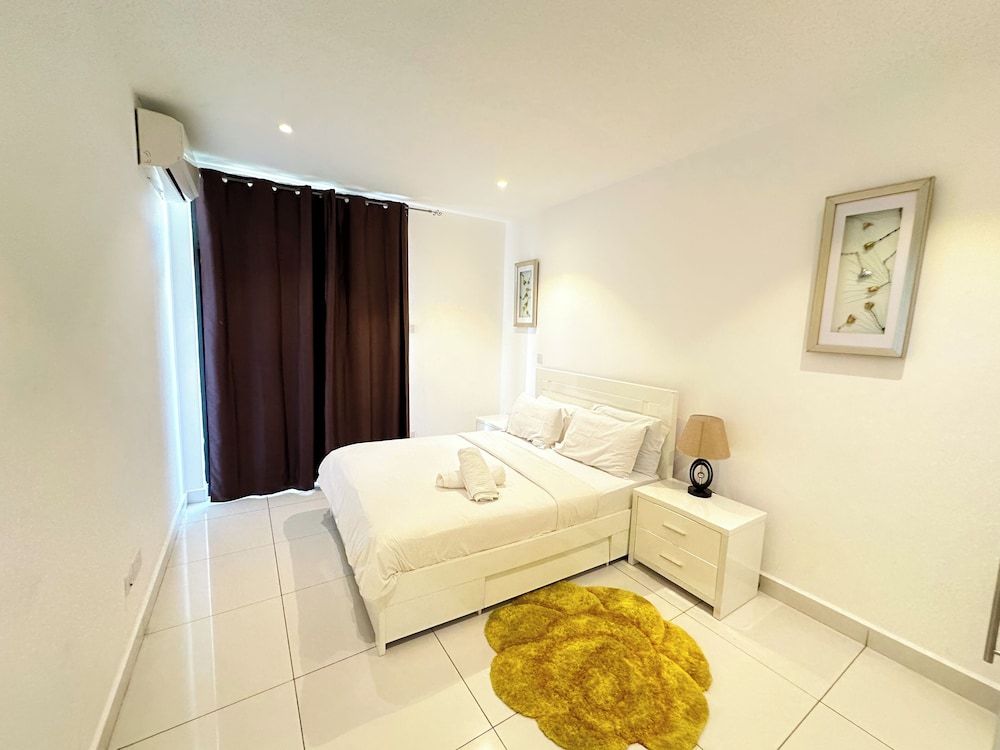 Embassy Gardens Deluxe Room, 1 Bedroom, Accessible, Pool View 10