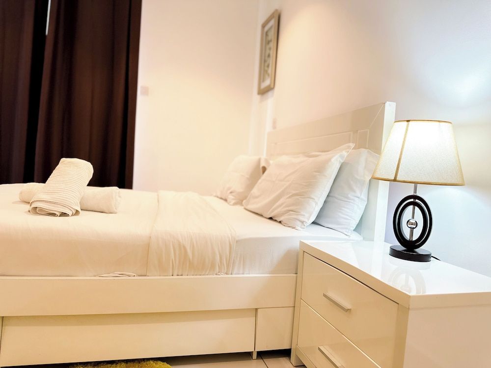 Embassy Gardens Deluxe Room, 1 Bedroom, Accessible, Pool View 8