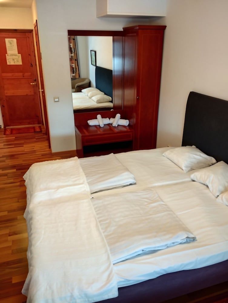 Hotell Amigo Economy Double Room, 2 Twin Beds 4