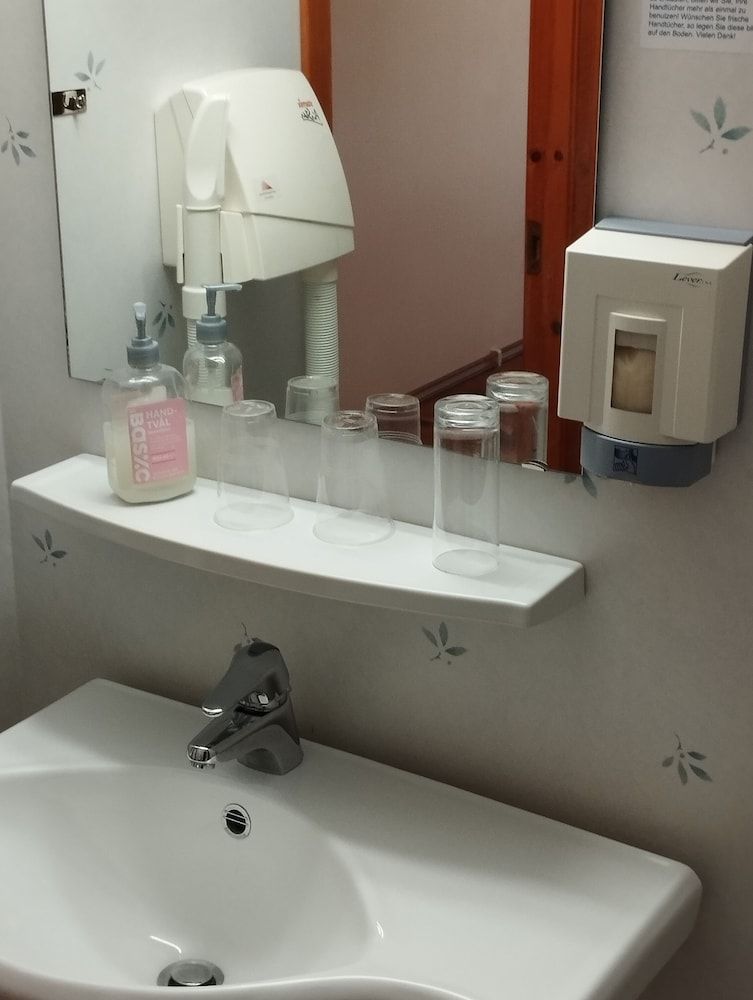 Hotell Amigo Economy Double Room, 2 Twin Beds 6