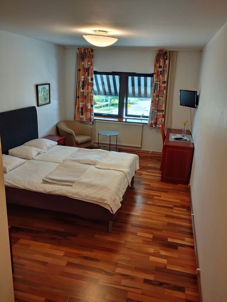 Hotell Amigo Economy Double Room, 2 Twin Beds 3