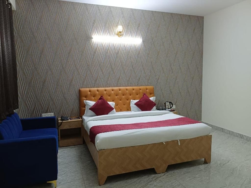 Divine Hotels & Banquets Deluxe Room 8