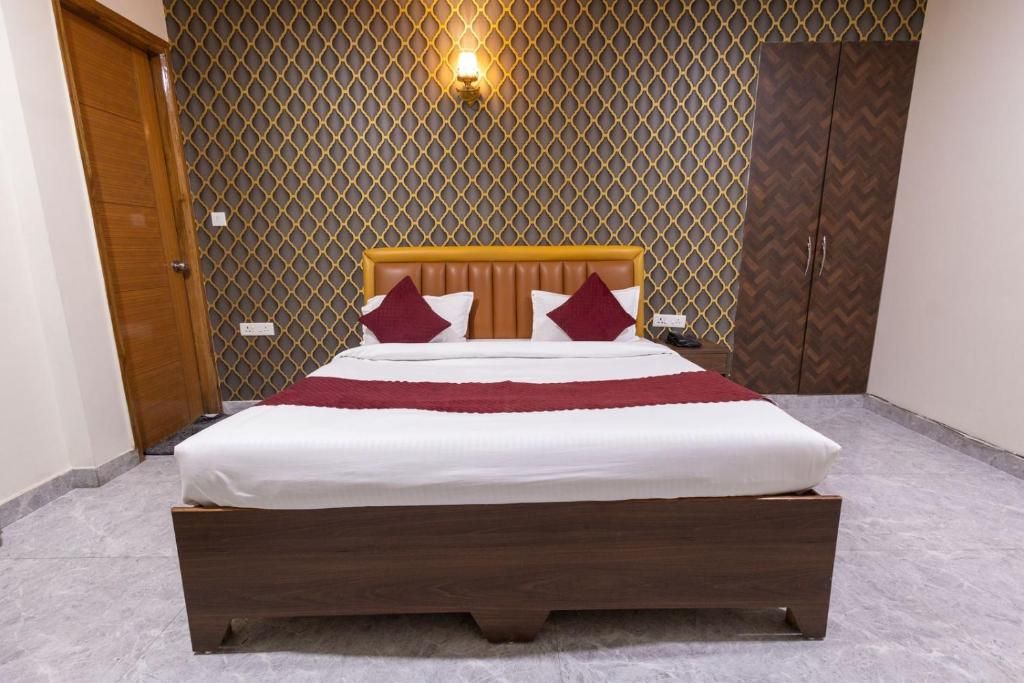 Divine Hotels & Banquets Deluxe Room 7