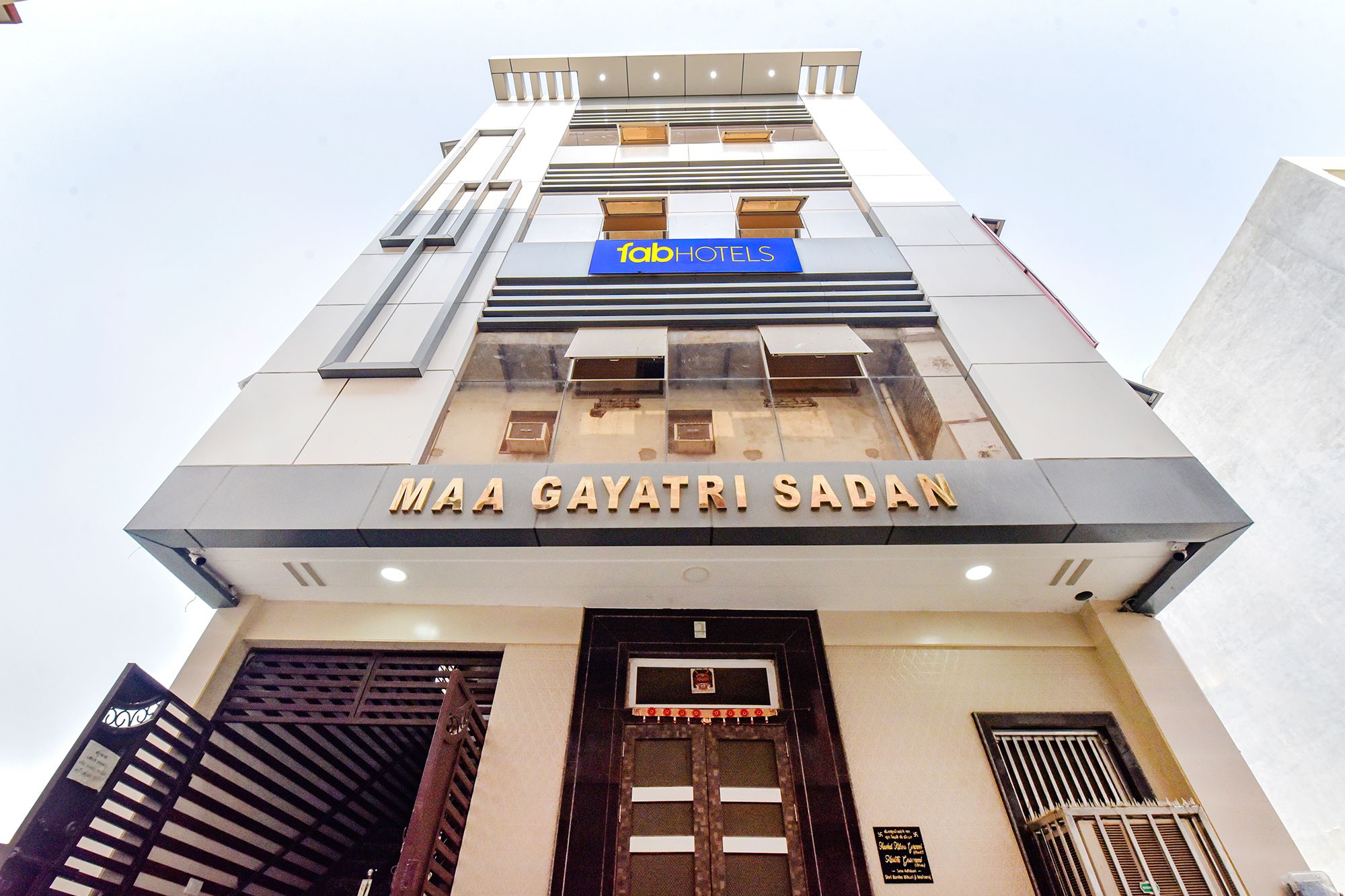 FabHotel Maa Gayatri Sadan - Nr Pram Mandir / Shree Banke Bihari Temple