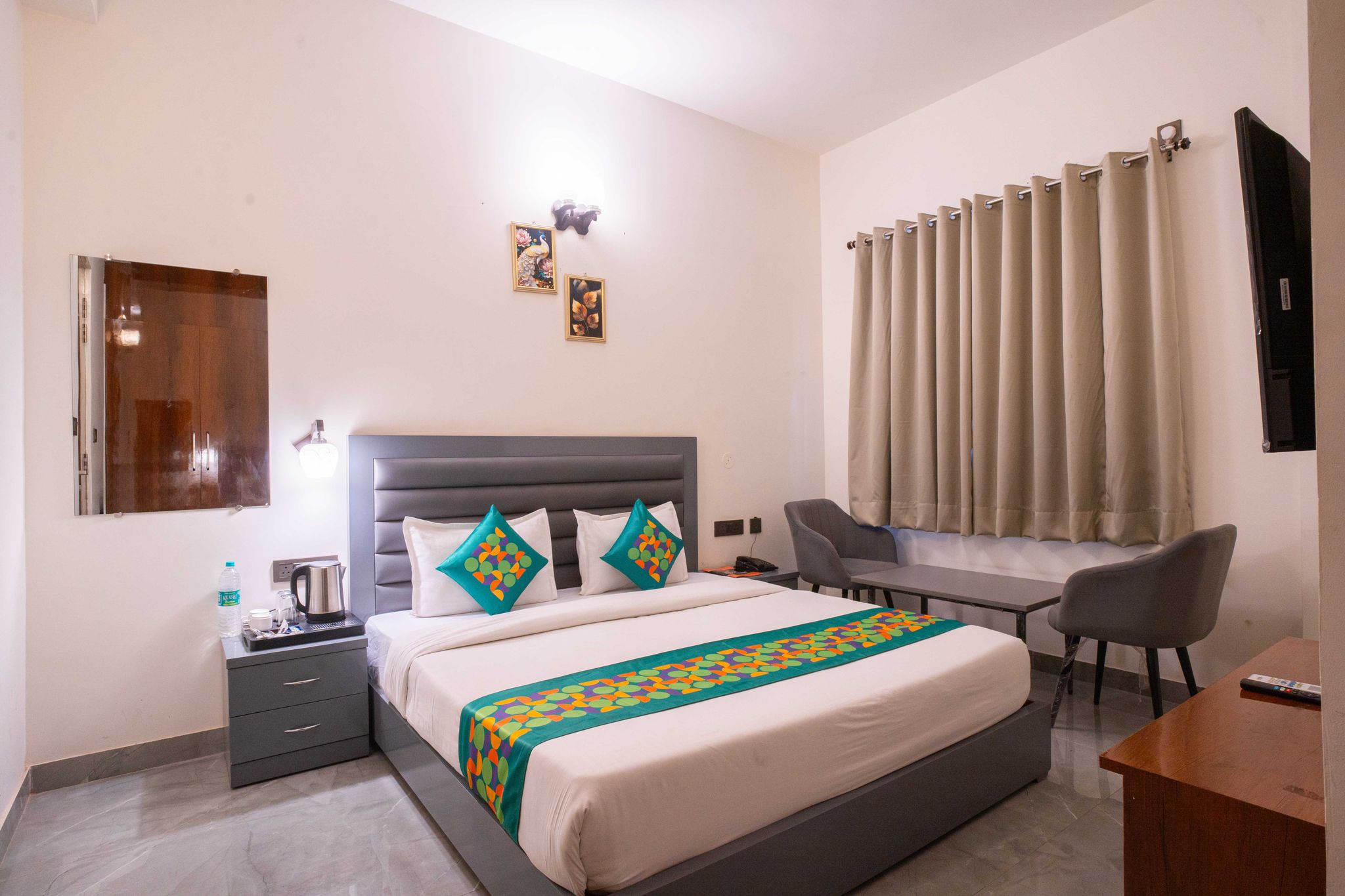 Treebo Royal Grand, Sector 71 Standard room 6