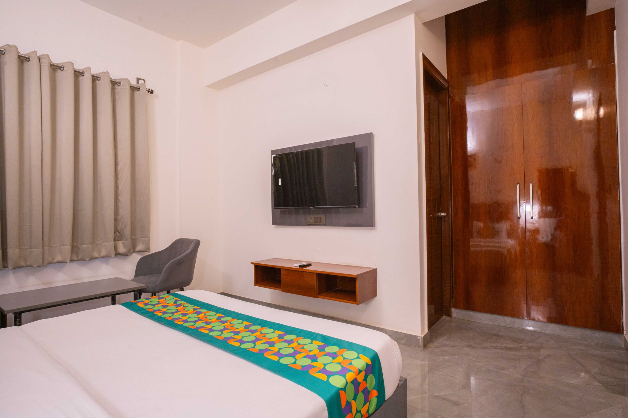 Treebo Royal Grand, Sector 71 Standard room 3