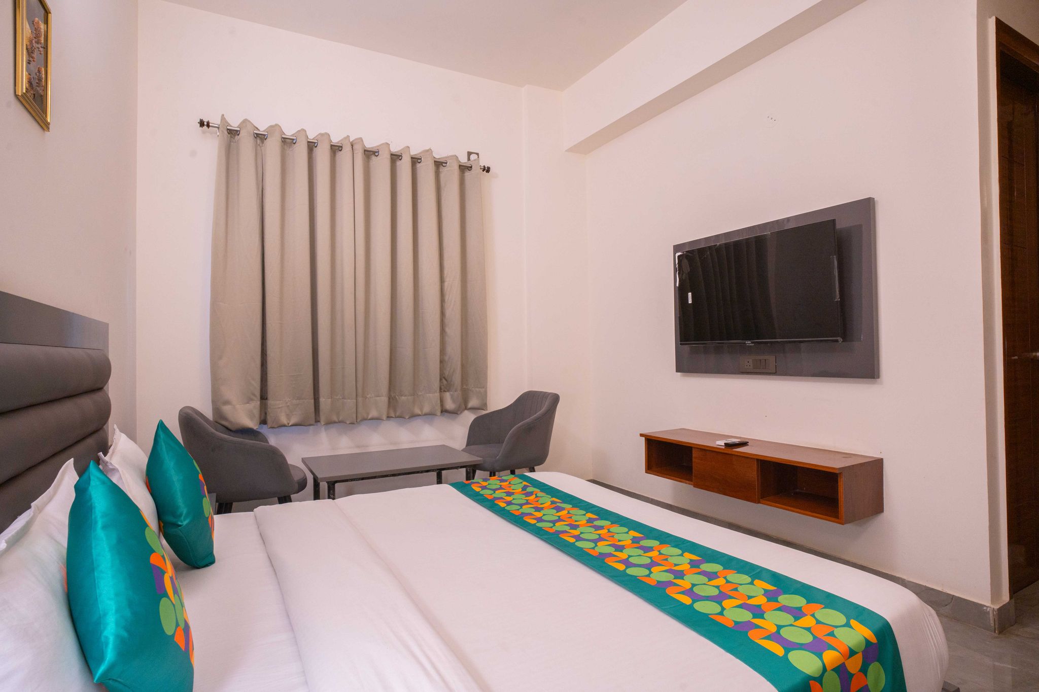 Treebo Royal Grand, Sector 71 Standard room 4