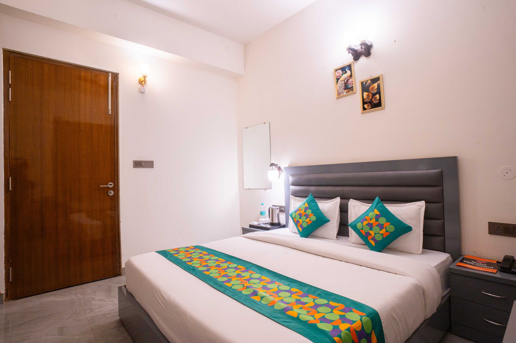 Treebo Royal Grand, Sector 71 Standard room