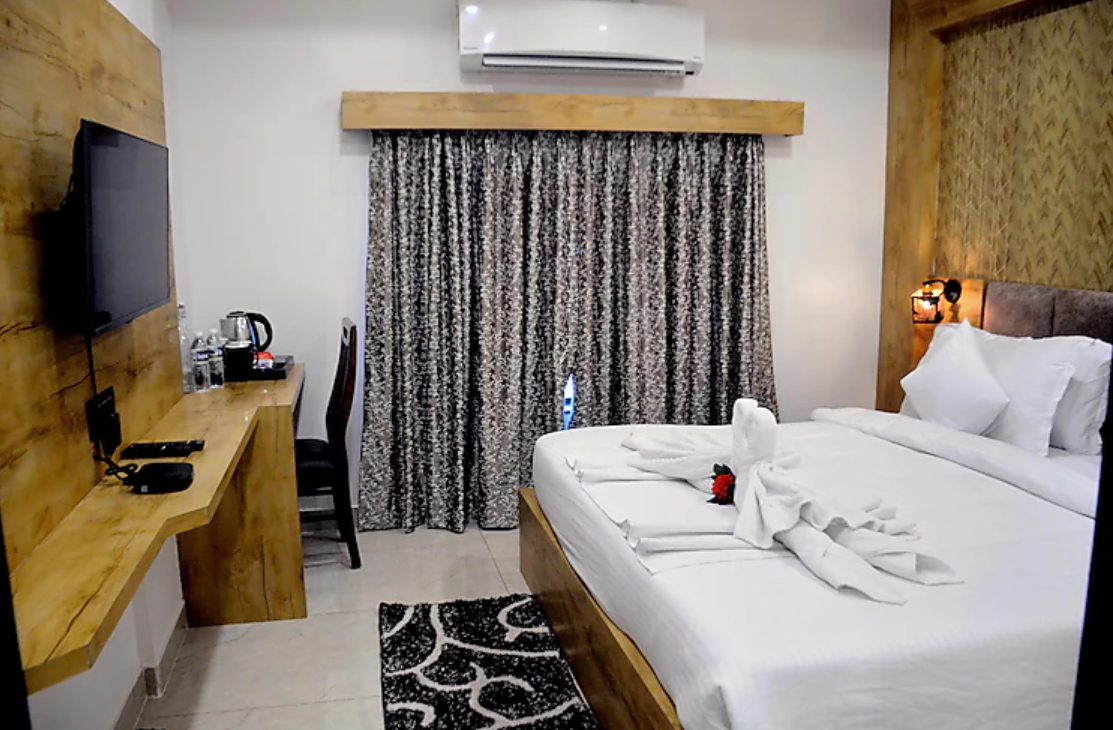 Clarks Collection Somnath - Pure Veg Deluxe room with Queen Bed and City view 3