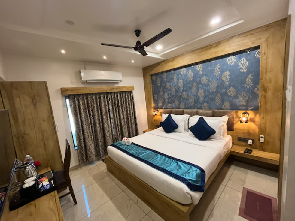 Deluxe room with Queen Bed and City view