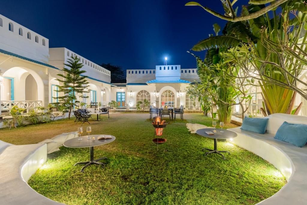 ELIVAAS Queens Town 6 BHK Pet-Friendly Retreat with Pvt Pool