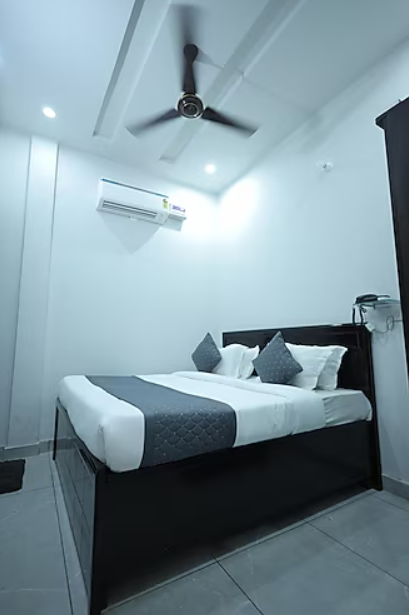 Atithi Hotel Deluxe Room With King Size Bed 3