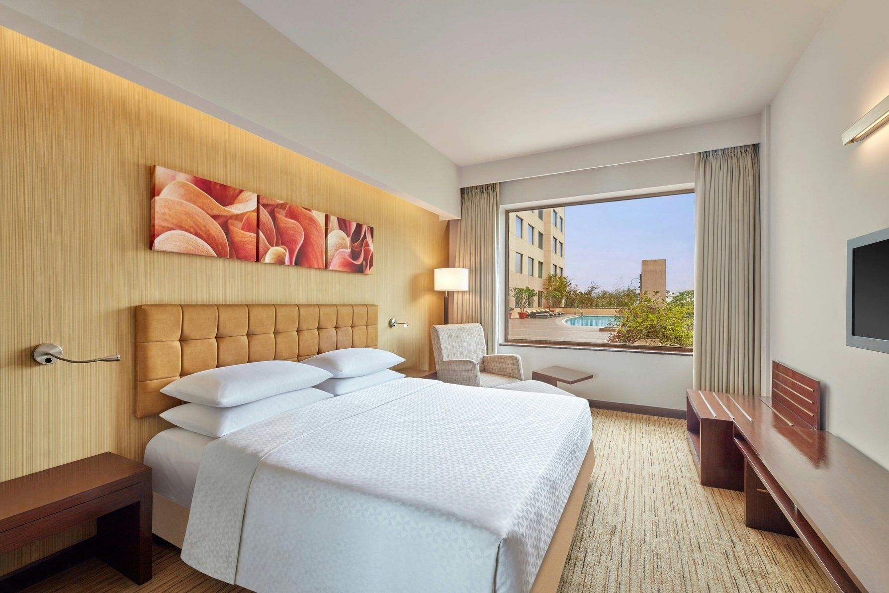 One king bedroom apartment – Pool View