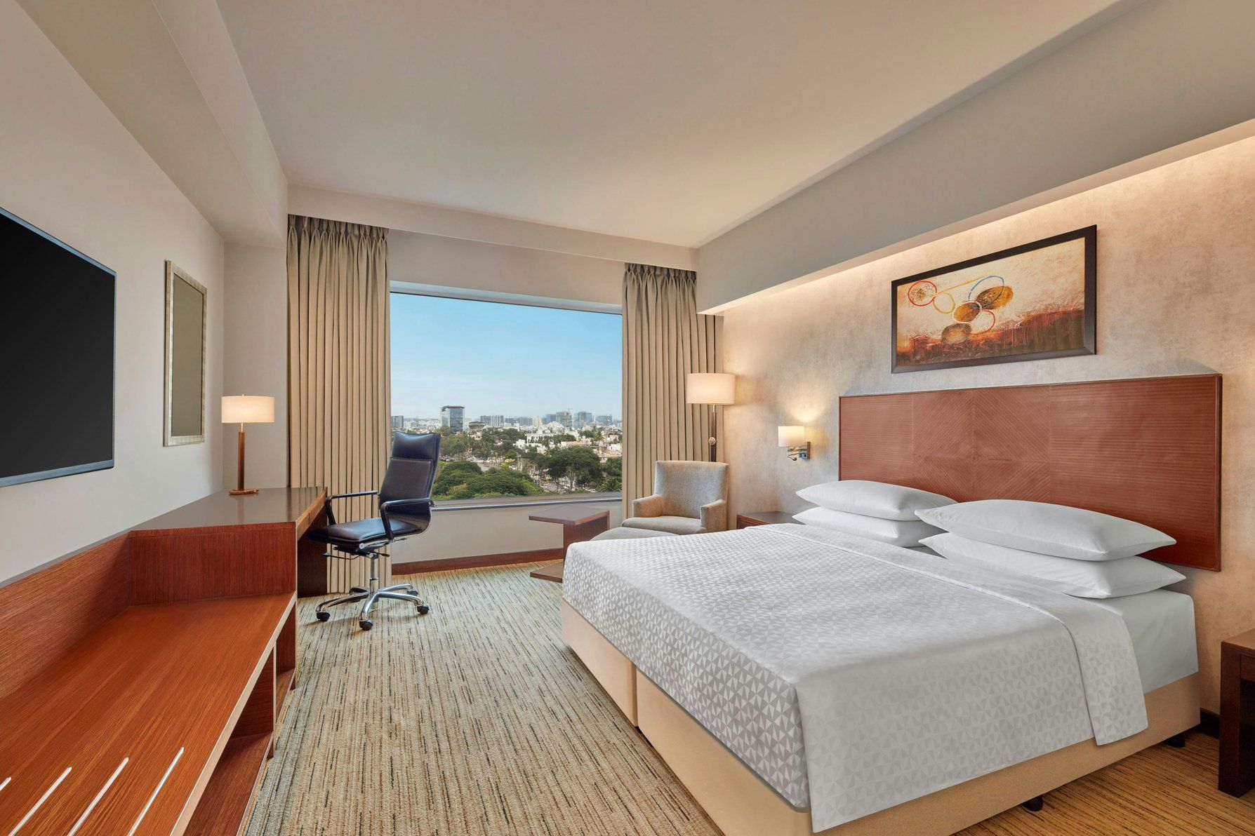 Executive Room – King Bed – City View