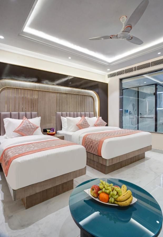 Twin Bed Room with Bathtub