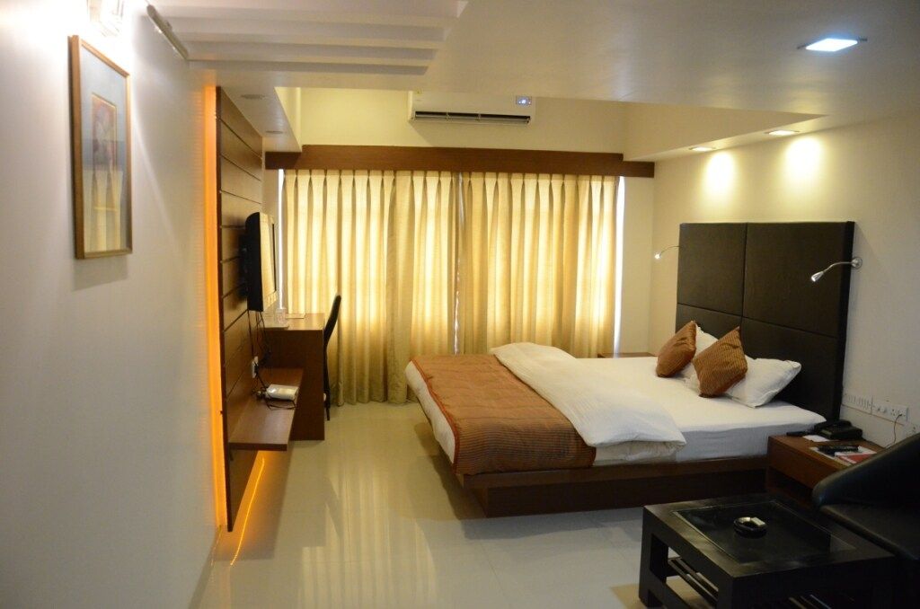 Hotel Yuvraj - Vadodara Super Deluxe Room 4