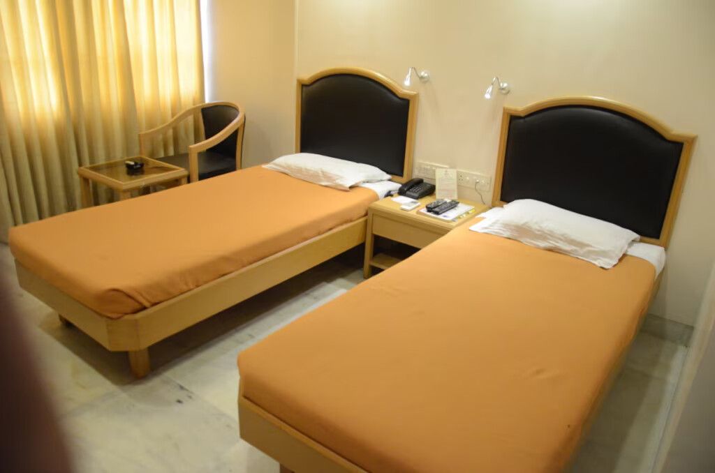 Hotel Yuvraj - Vadodara Super Deluxe Room 5