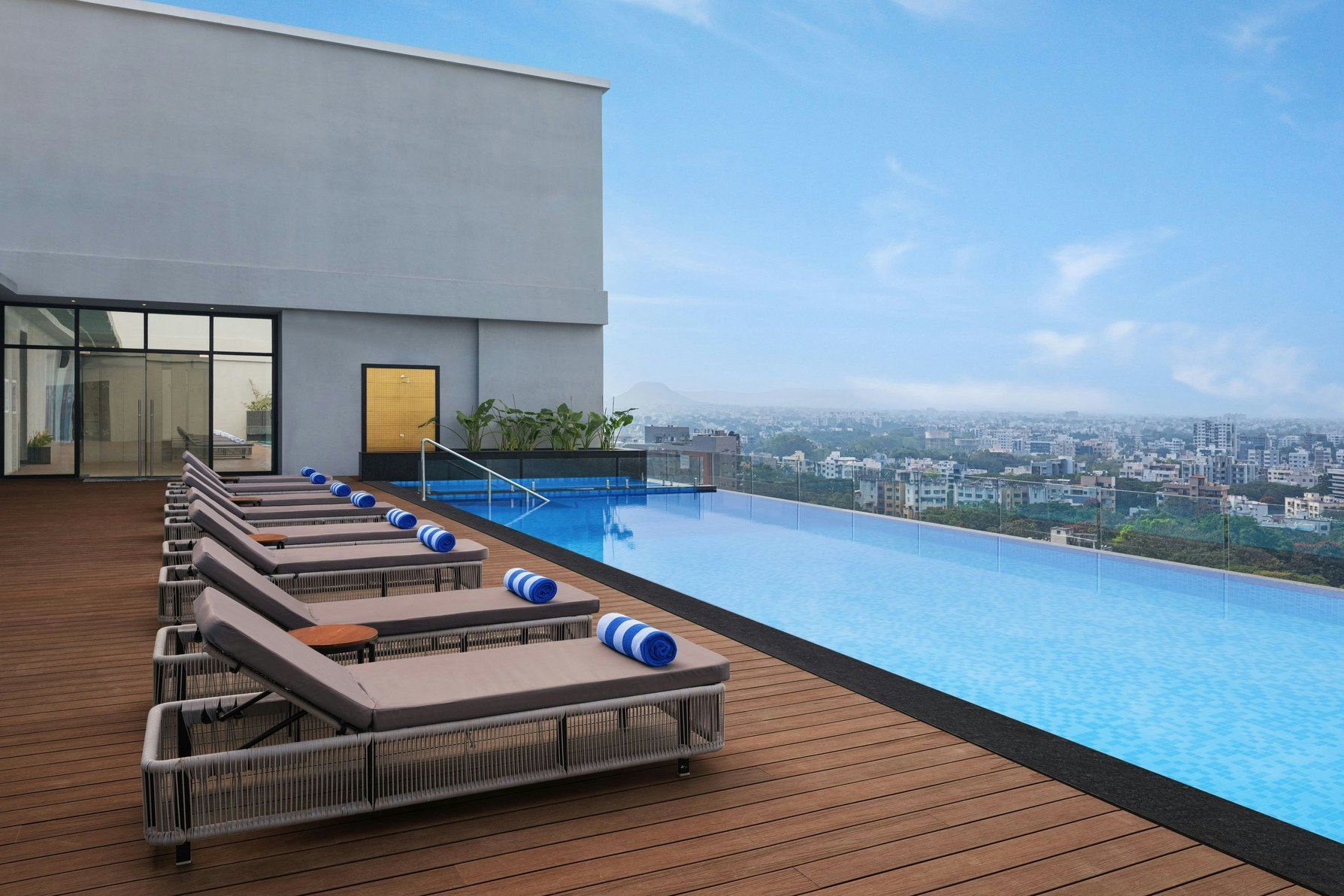 Swimming Pool, Infinity pool