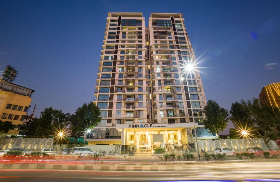 Alaya Stays Manhattan 1804 - 3 BHK Duplex With Stunning Views, Office & Stylish Bar