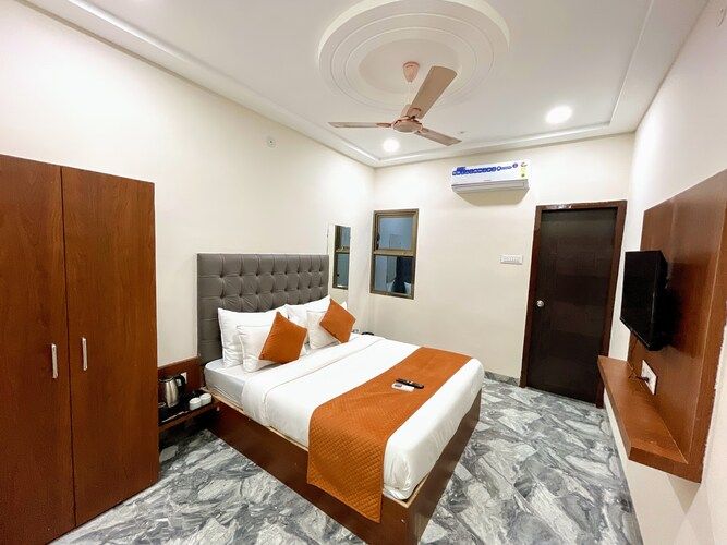 Hotel Kamari Inn Deluxe Room  2