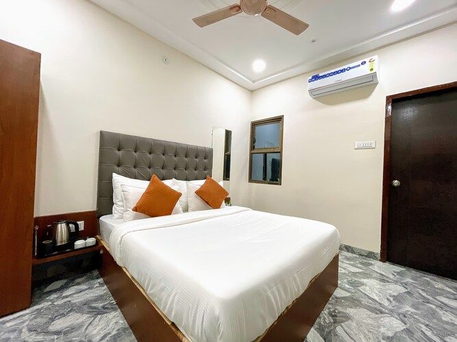 Hotel Kamari Inn Deluxe Room  3