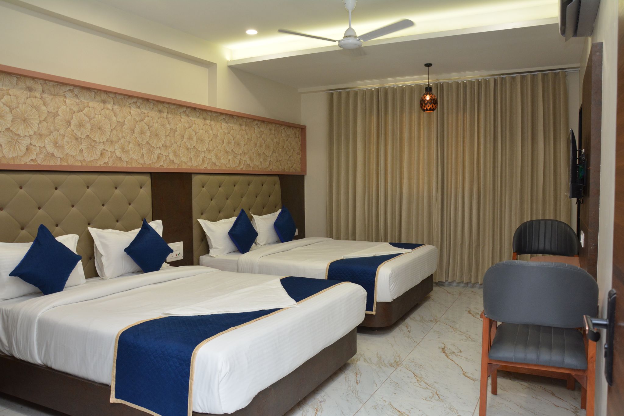 Hotel Aaradhya Inn Dwarka Family 4 Bed Room