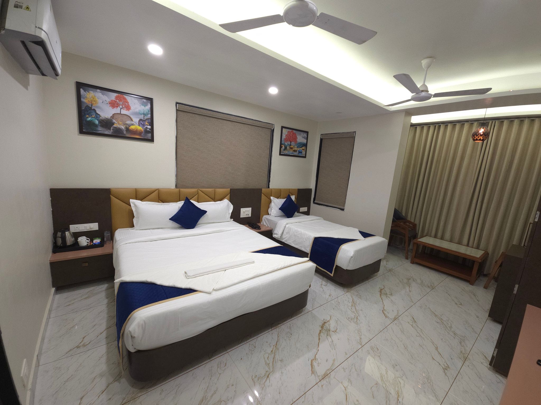 Hotel Aaradhya Inn Dwarka Family 4 Bed Room 3