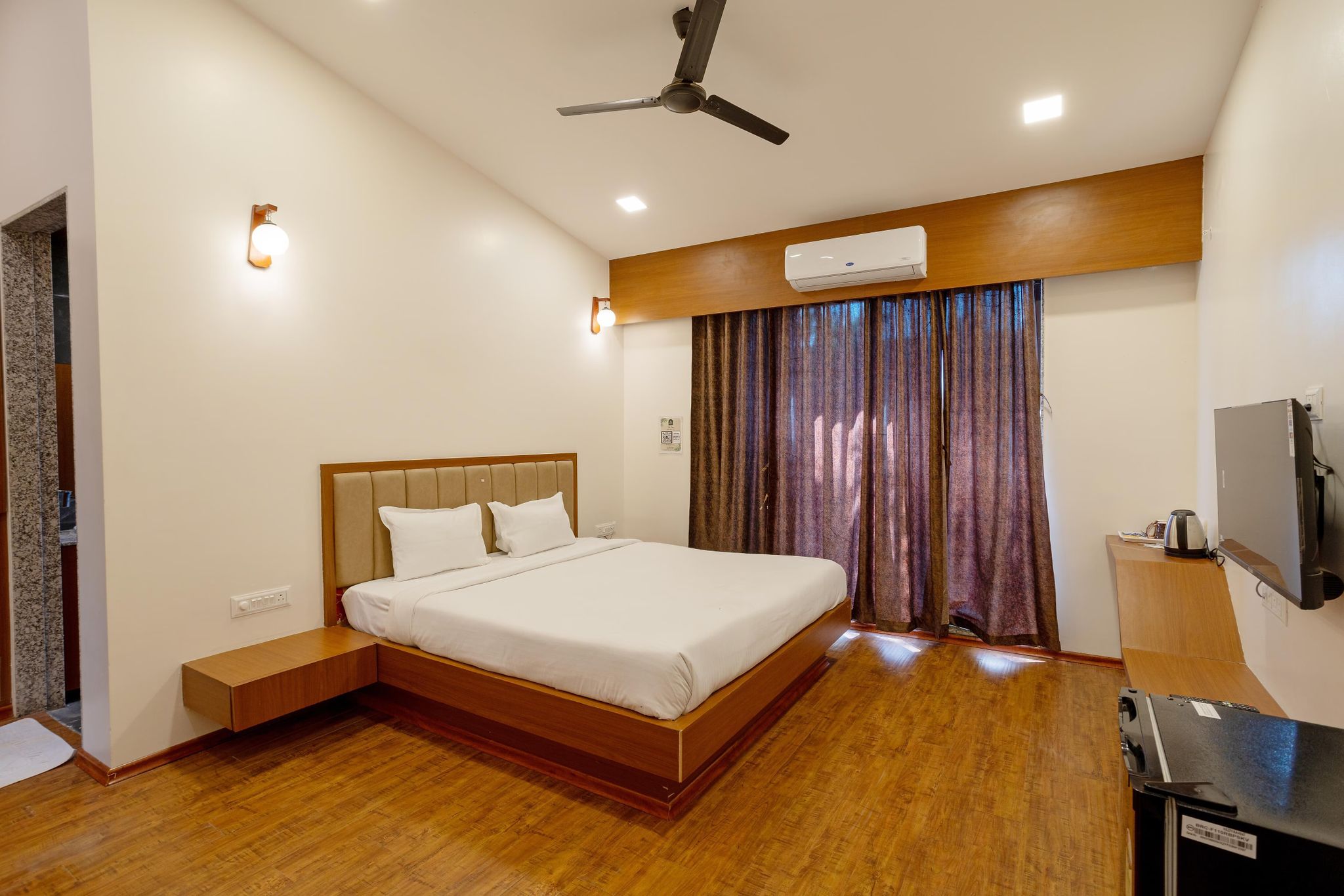10-Bed Mixed Dormitory Room