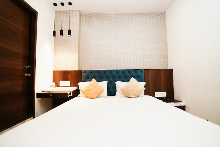 Hotel Elegance Deluxe Room 3